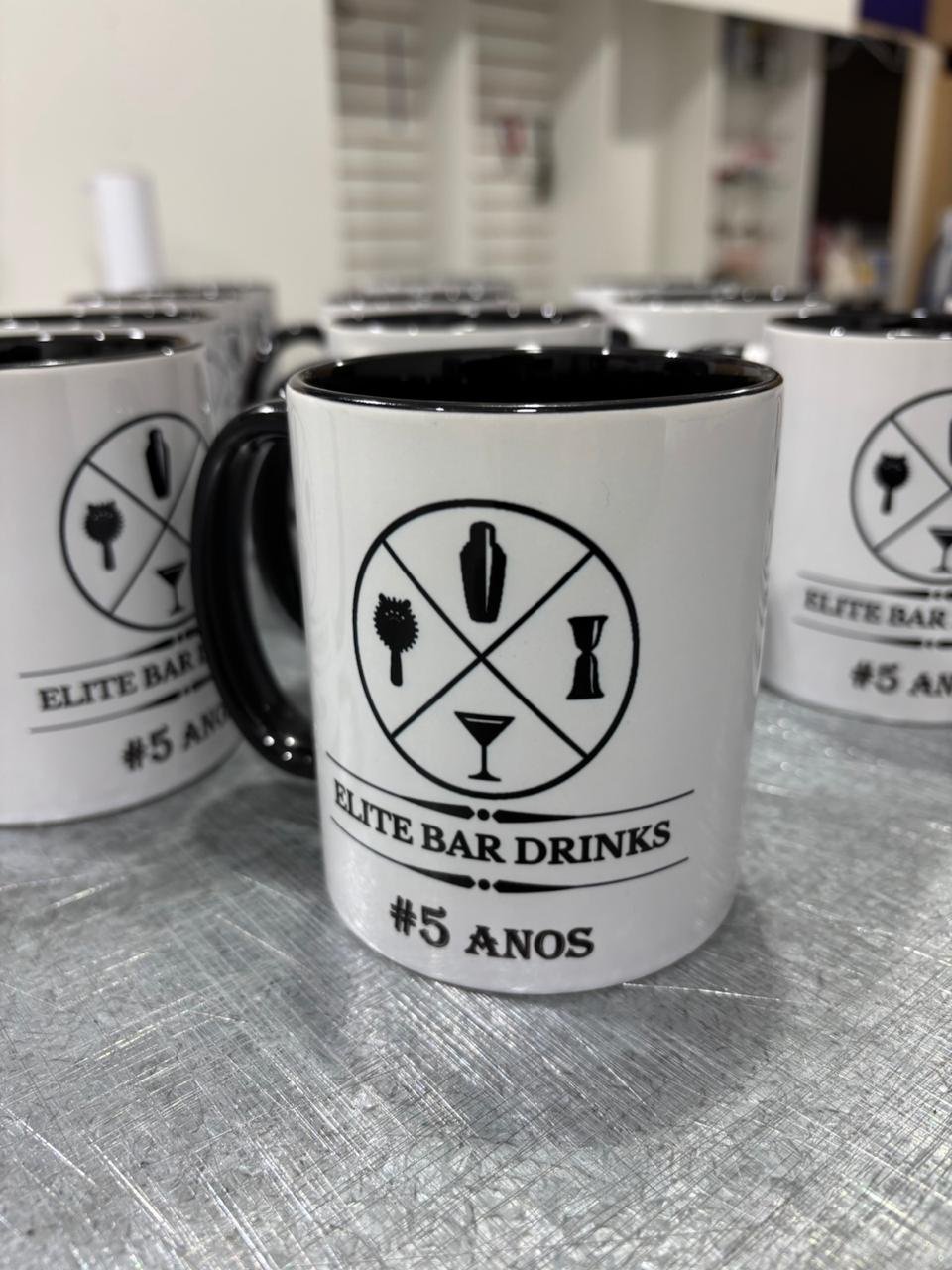 Caneca personalizada com logo em preto e branco em Canoas, RS – fabricação e personalização | Jemyny Comunicação Visual.